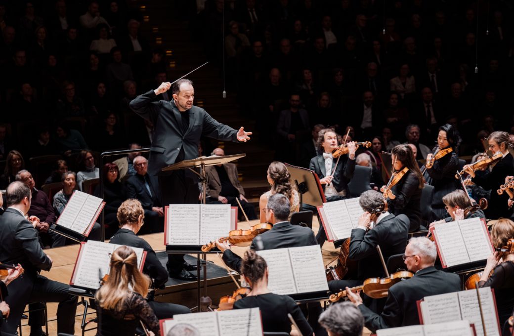 Andris Nelsons dirigiert das Leipzig Gewandhaus Orchestra &copy; Konrad St&ouml;hr