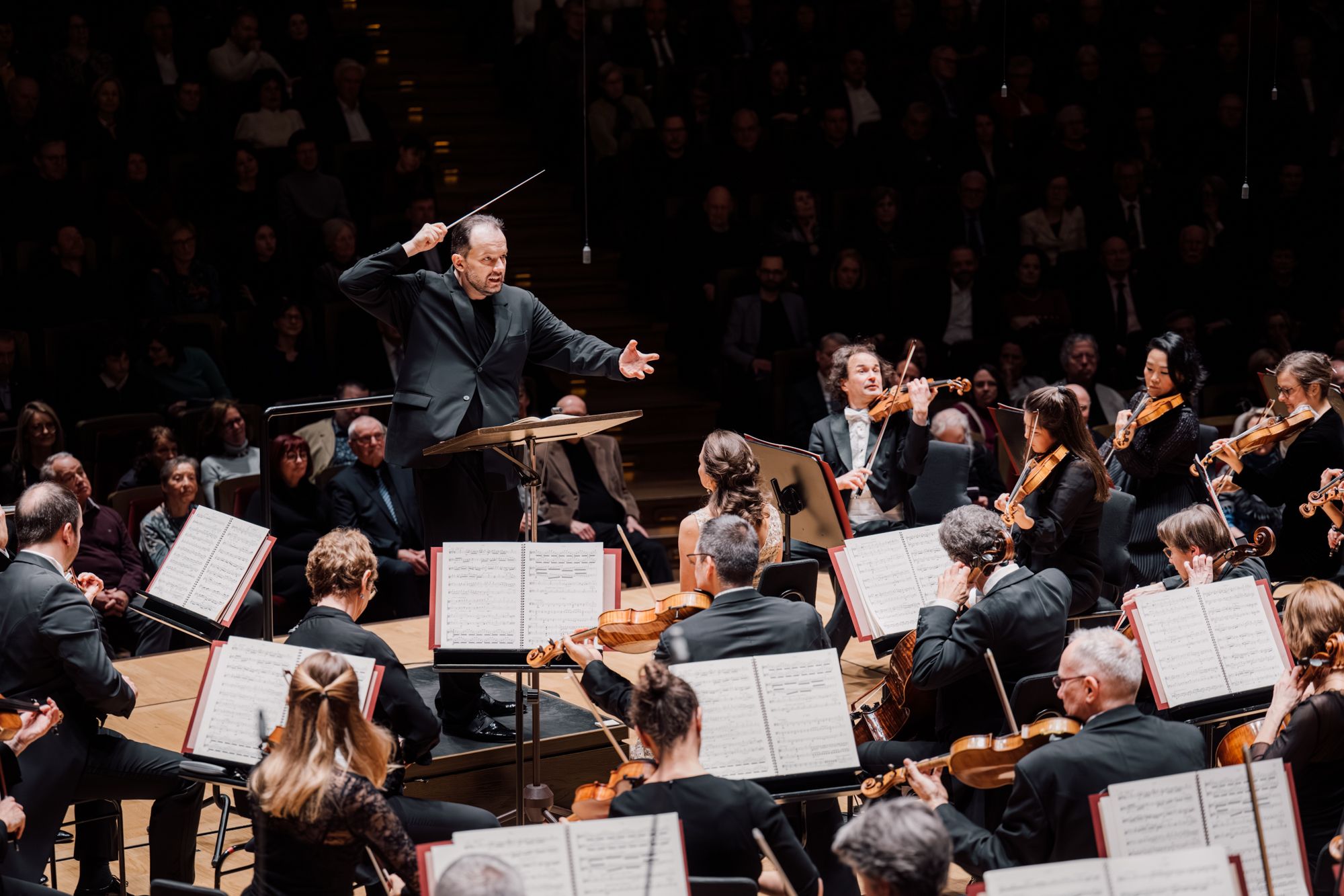 Andris Nelsons dirigiert das Leipzig Gewandhaus Orchestra &copy; Konrad Stöhr