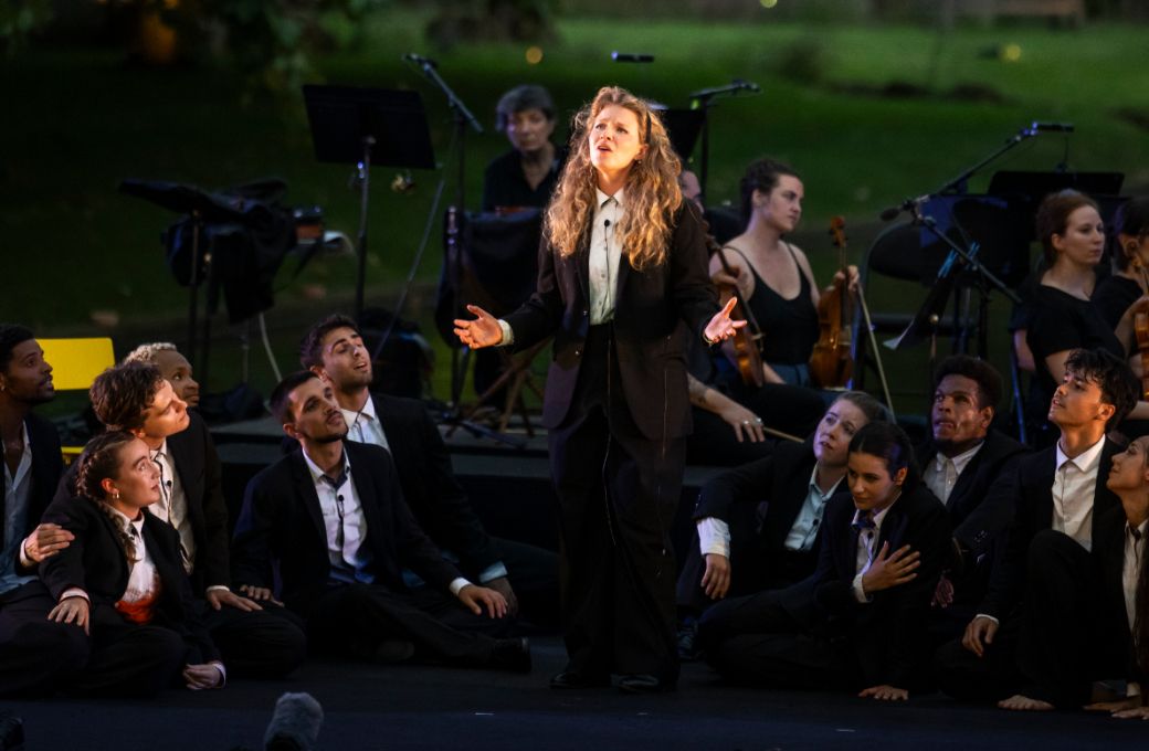 Young singers perform with Les Arts Florissants &copy; Julien Gazeau