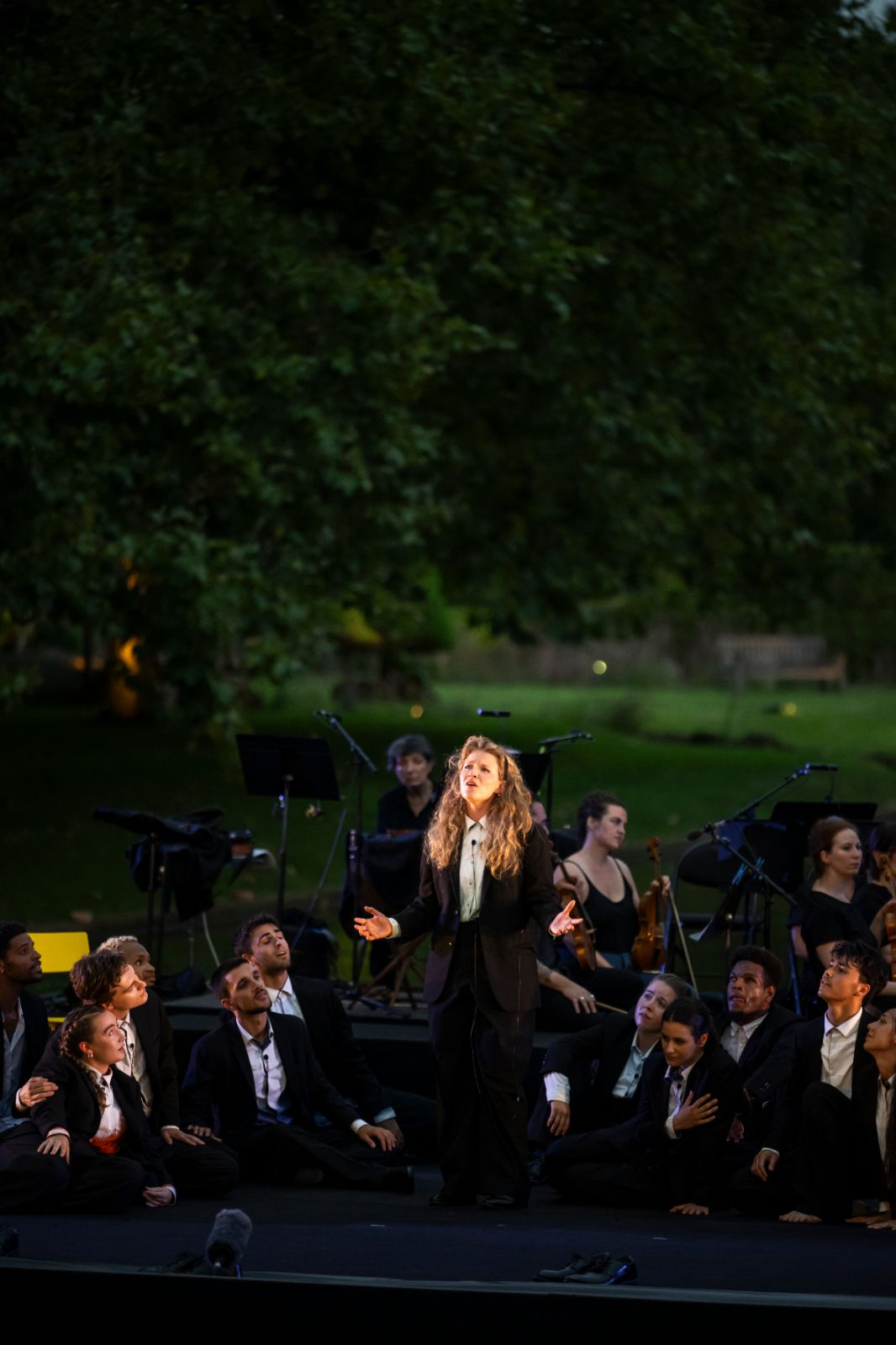Young singers perform with Les Arts Florissants &copy; Julien Gazeau