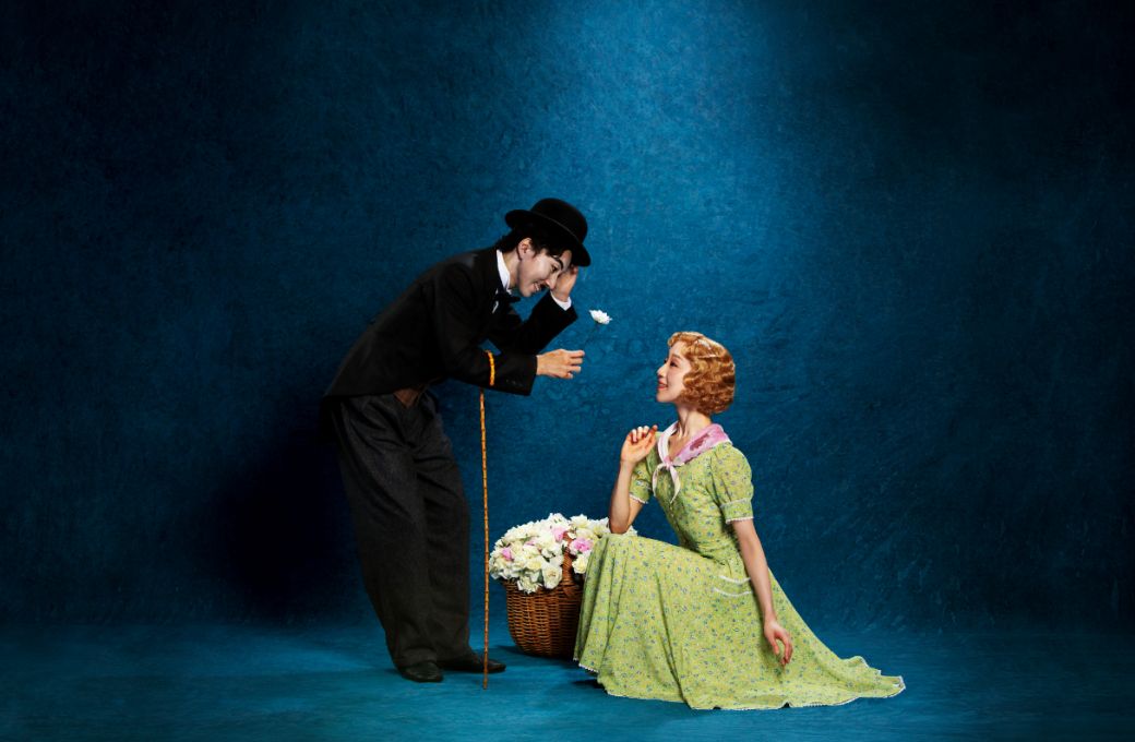 Kosuke Okumura (the Tramp) and Yui Yonezawa (Flower Girl) &copy; Takeshi Kanou