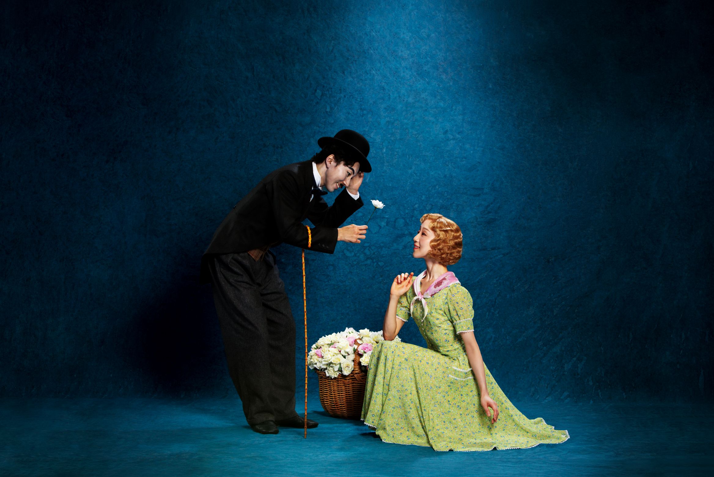 Kosuke Okumura (the Tramp) and Yui Yonezawa (Flower Girl) &copy; Takeshi Kanou