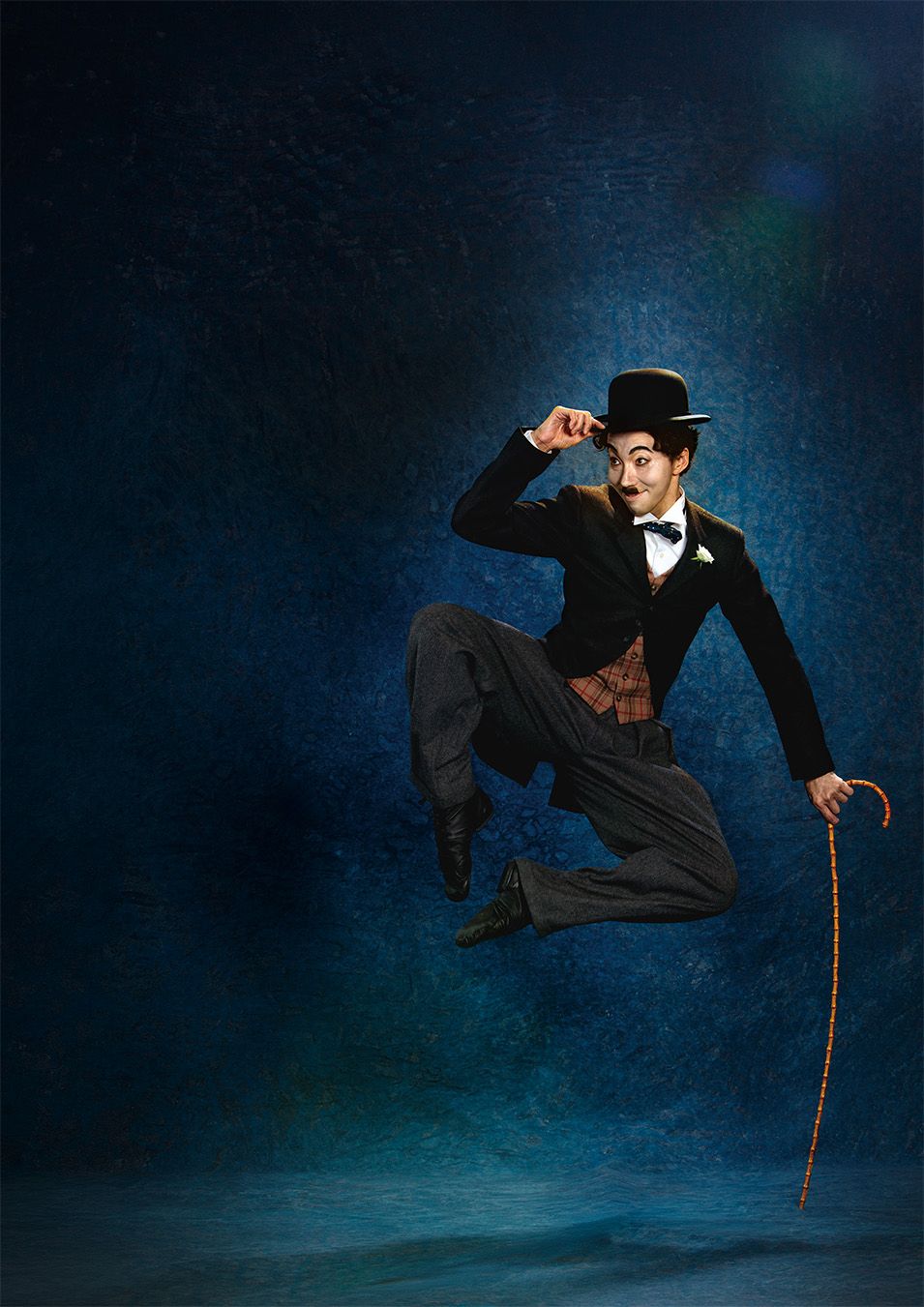 Kosuke Okumura as the Tramp in <i>City Lights</i> &copy; Takeshi Kanou