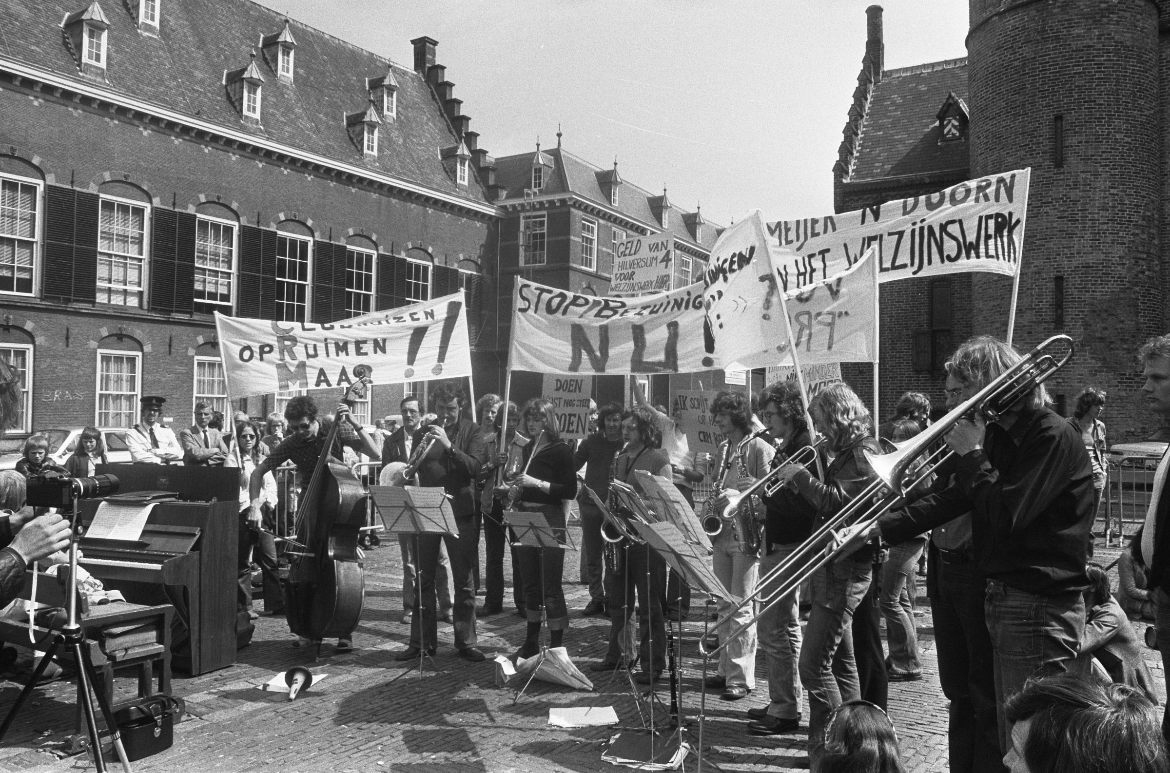 Orkest De Volharding at a demonstration in The Hague, 1975 &copy; Hans Peters | Anefo (Netherlands National Archives)