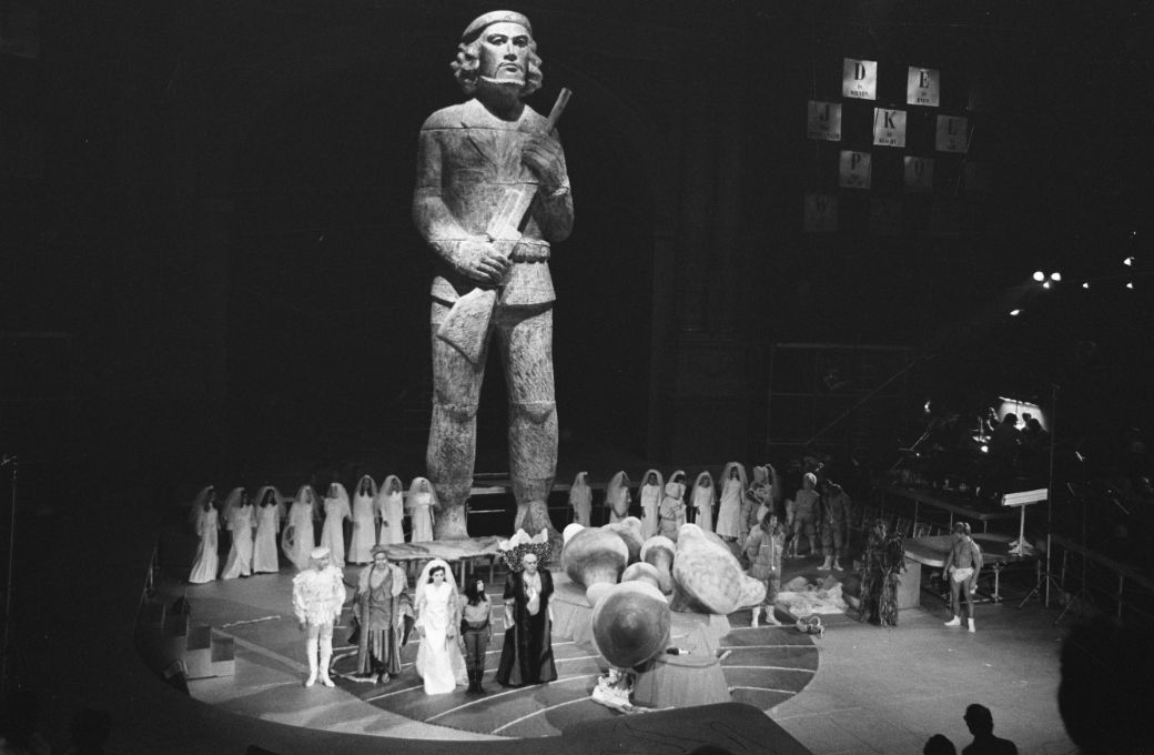 Rehearsals for <i>Reconstructie</i> (1969) featuring the Che Guevara Statue &copy; Photographer Unknown | Anefo (Netherlands National Archives)