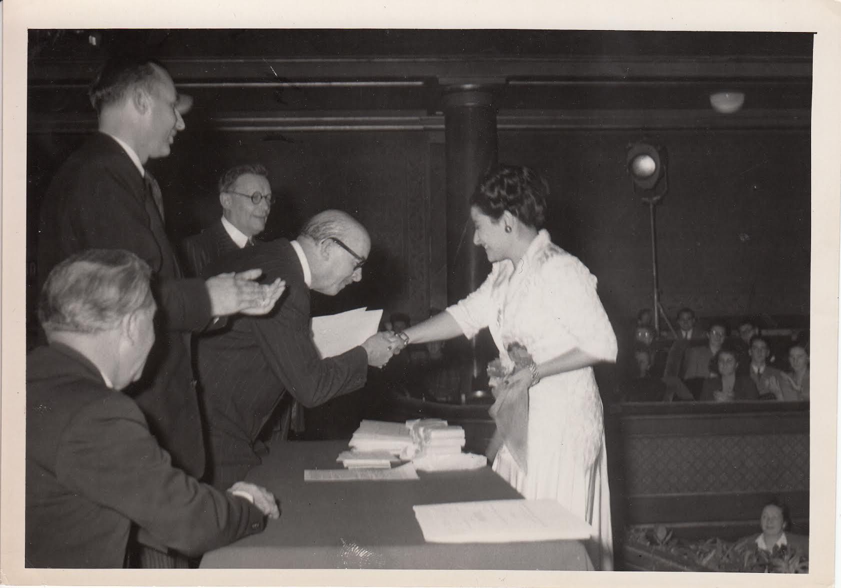 Victoria des los Ángeles receives First Prize at the Concours de Genève 1947 &copy; Bibliothèque du Conservatoire de Genève